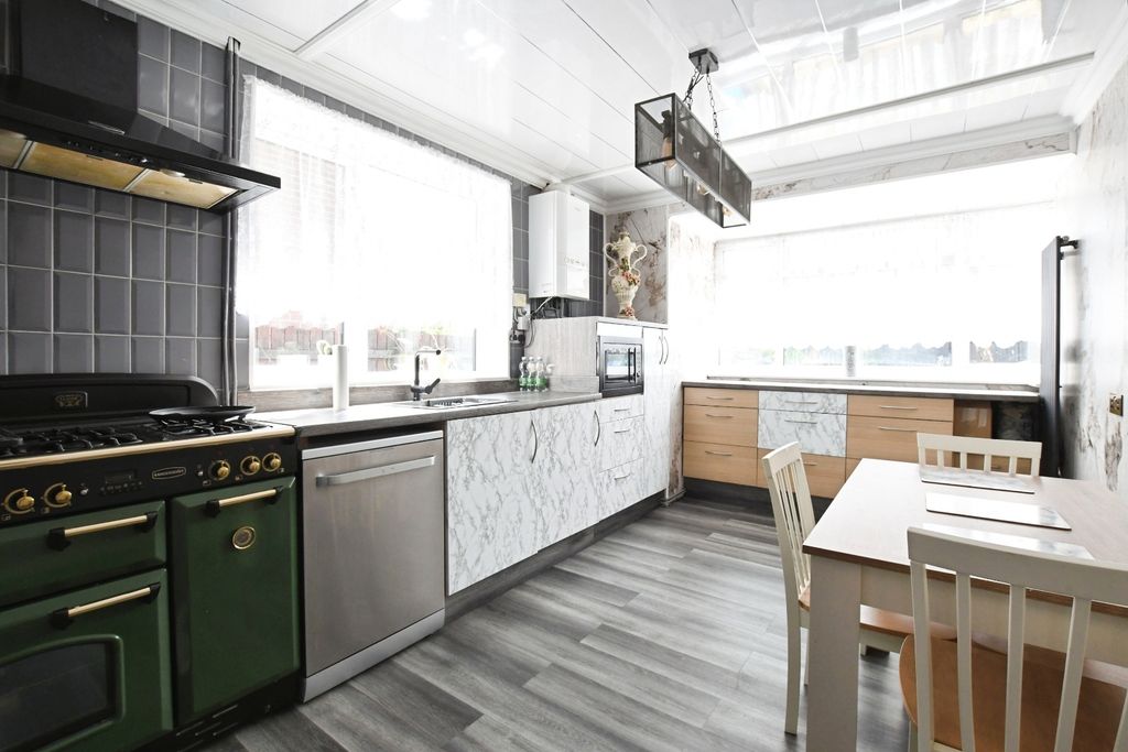 Property photo 2 of 19 Fitted Kitchen