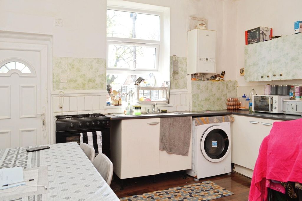 Property photo 3 of 6 Dining Kitchen