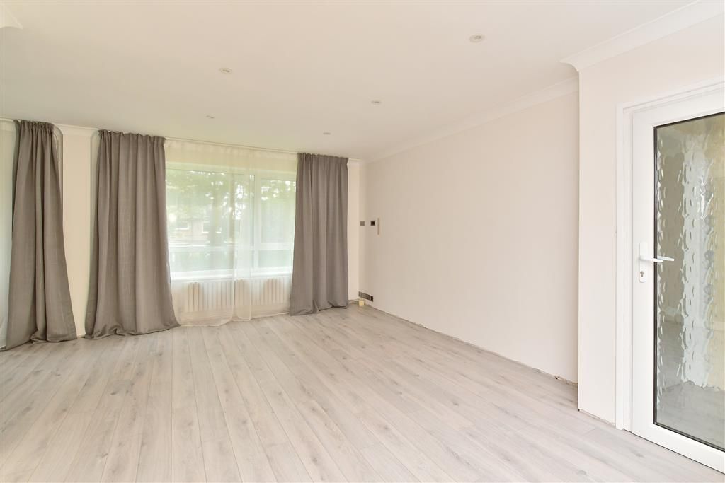 Property photo 3 of 9 Lounge/ Dining Room