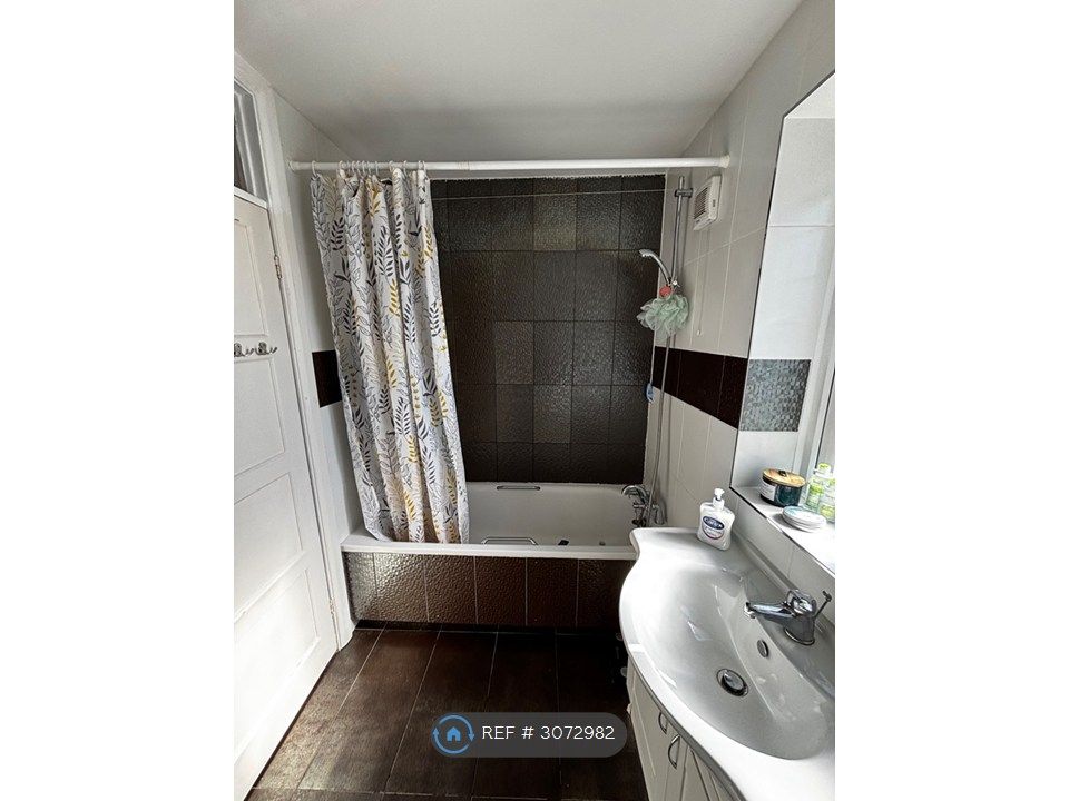 Property photo 3 of 10 Bathroom