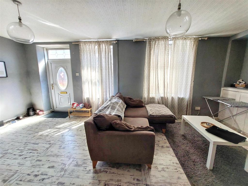 Property photo 3 of 5 20260526041007_20260524-Interior-25-Tzqrhiiza6Fiku