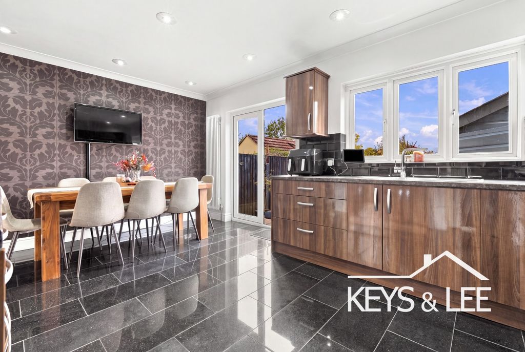 Property photo 2 of 17 5893232