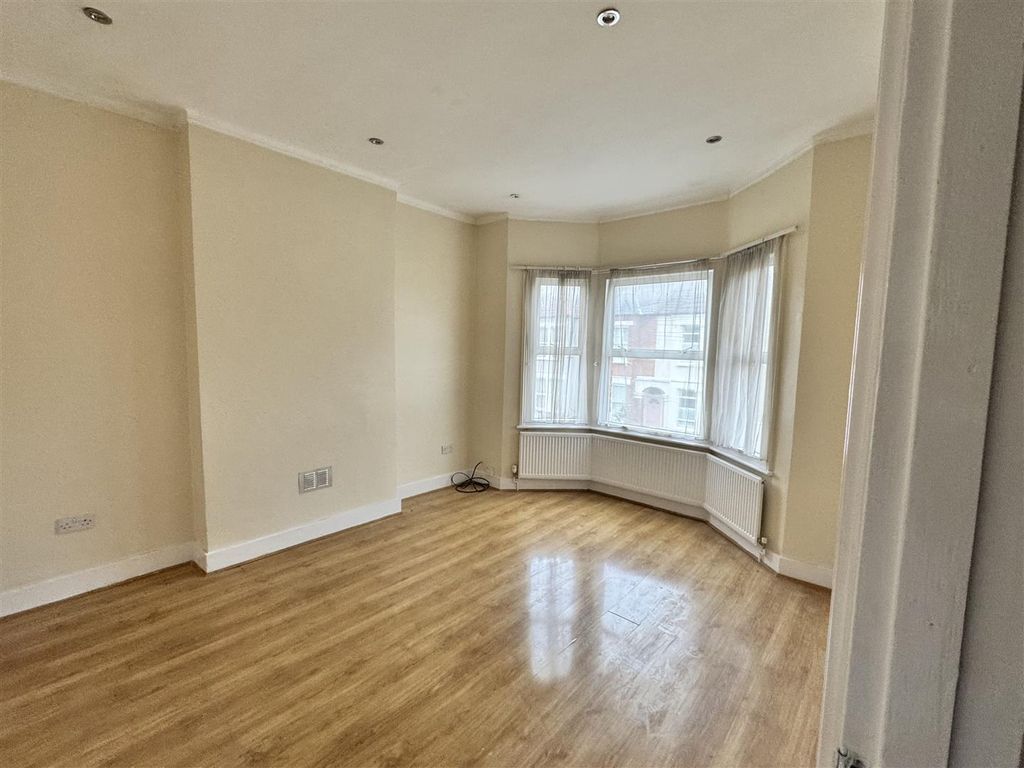 Property photo 2 of 7 Living Room