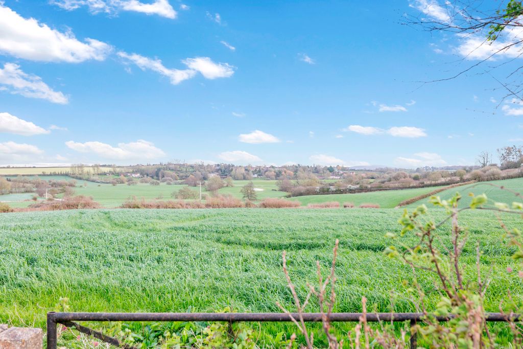 Property photo 2 of 40