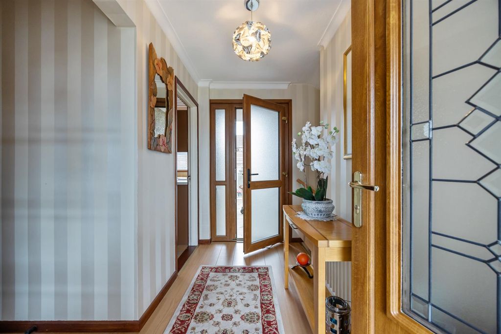 Property photo 2 of 25 16 Glennor Crescent 18.Jpg
