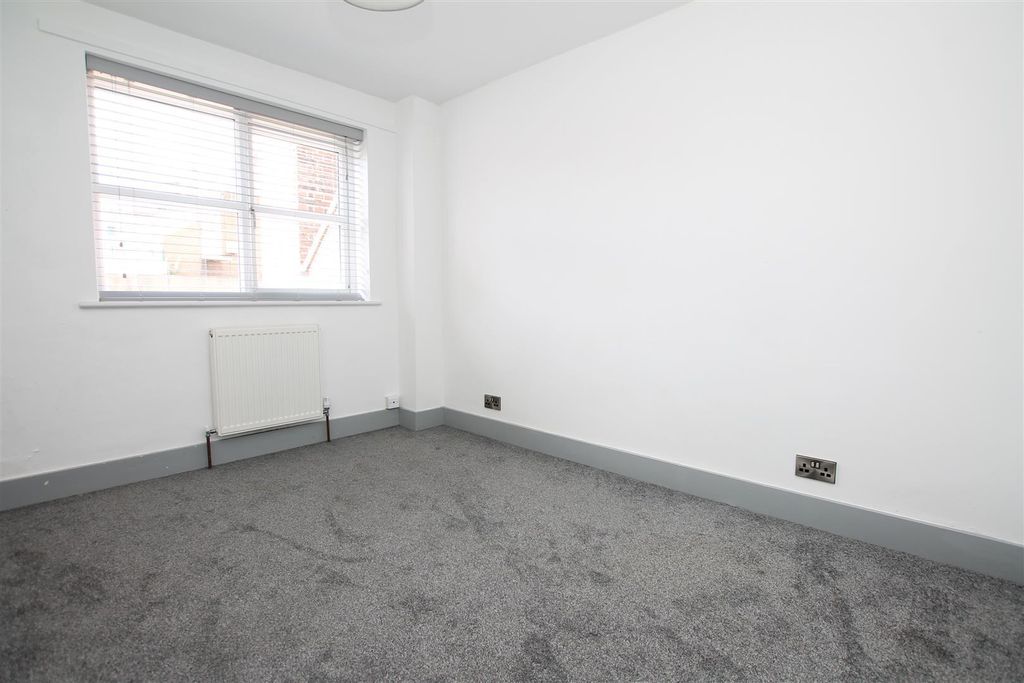 Property photo 3 of 10 Bedroom 2