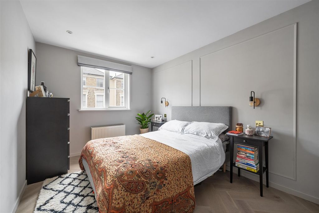 Property photo 3 of 19 Darnley Road, E9