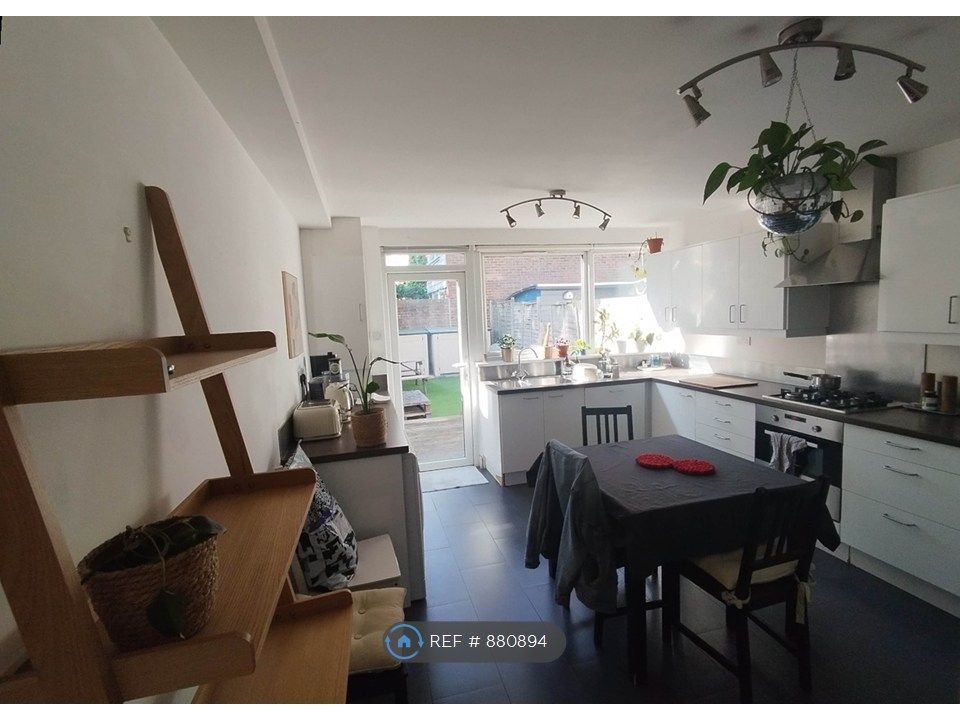 Property photo 2 of 11 Kitchen