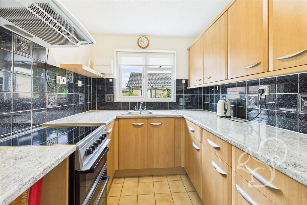 Property photo 3 of 17 Kitchen