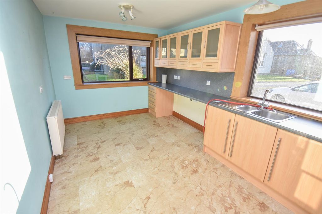 Property photo 3 of 17 Kitchen