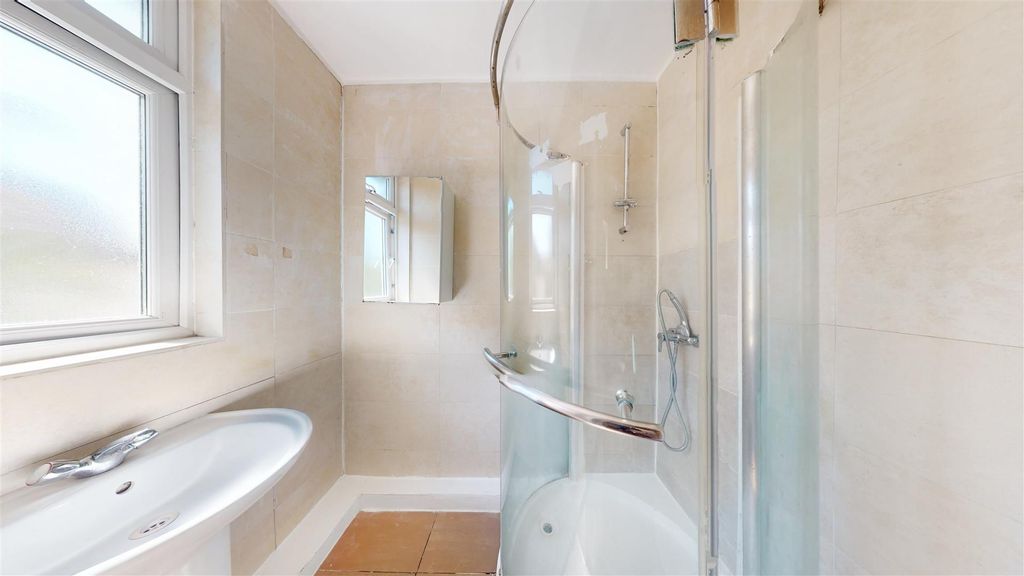 Property photo 3 of 15 Bathroom.Jpg