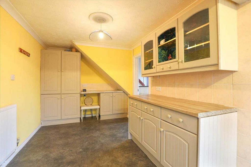 Property photo 3 of 10 Kitchen