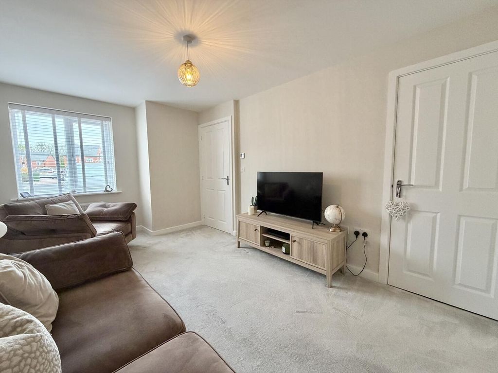 Property photo 3 of 17 Lounge