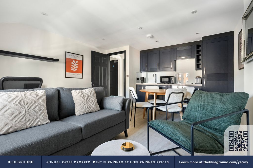 Property photo 3 of 25 Living Room