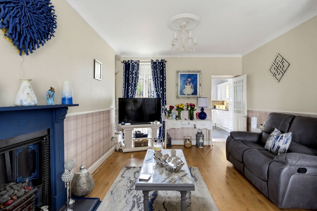 Property photo 3 of 33