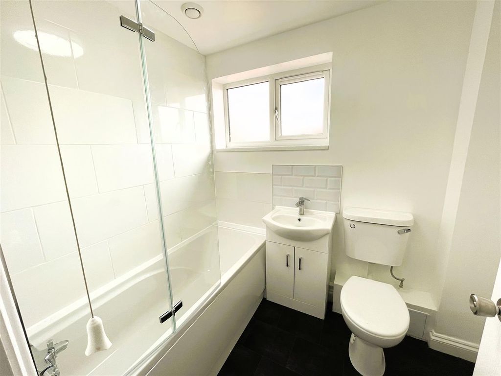 Property photo 3 of 6 14 Grove Mews Bathroom.Jpeg