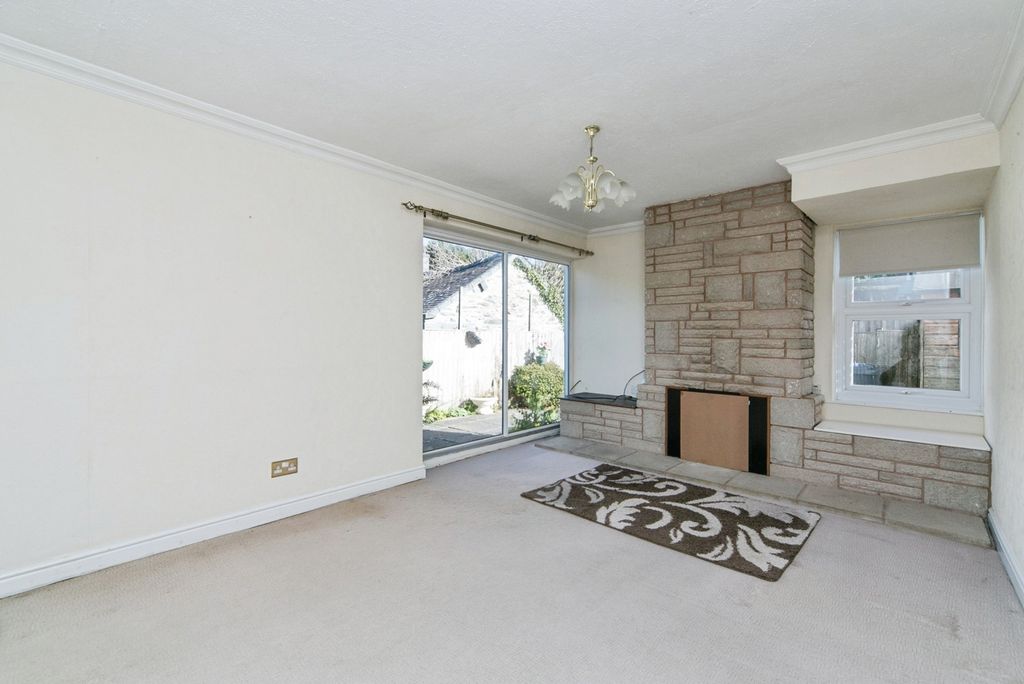 Property photo 2 of 16 Lounge