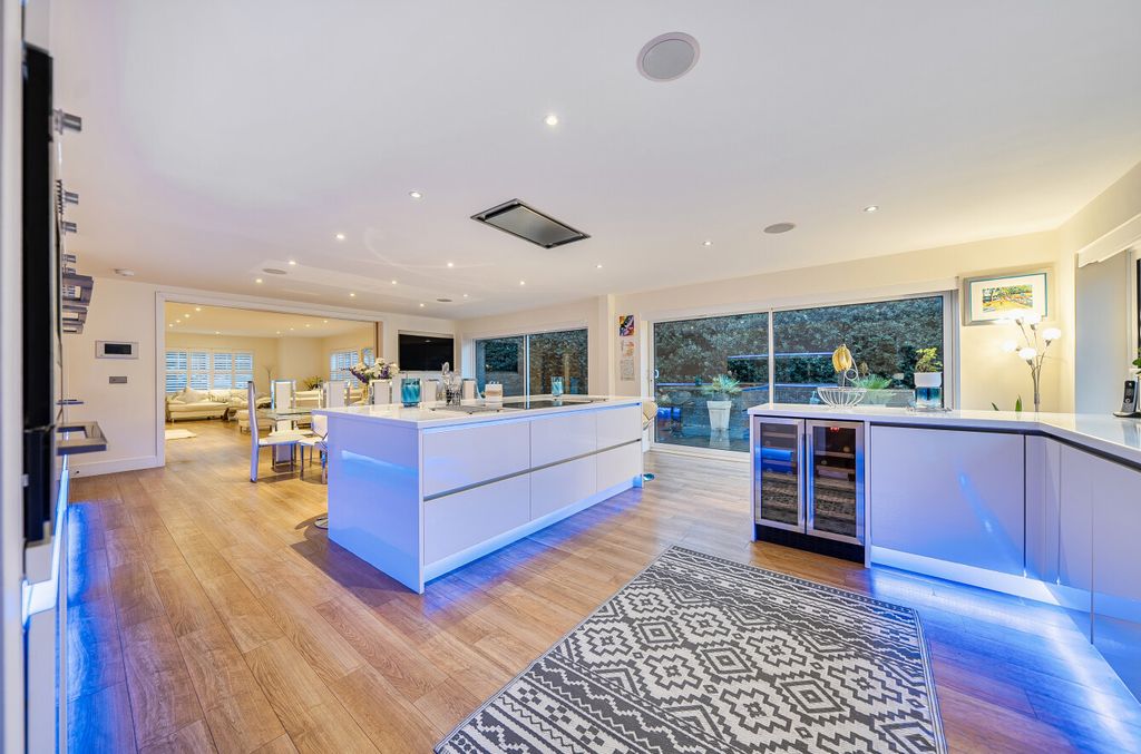 Property photo 3 of 29 1399904-11-69692A...