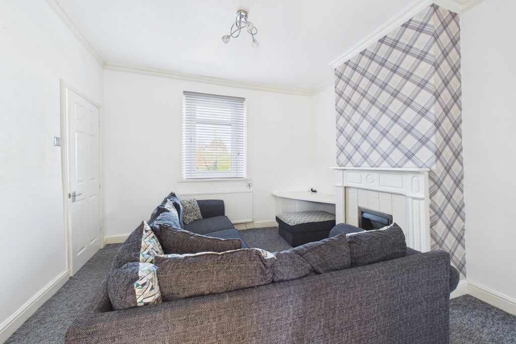 Property photo 3 of 13 Lounge