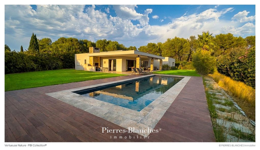 Property photo 1 of 10 Architect-Designed Villa