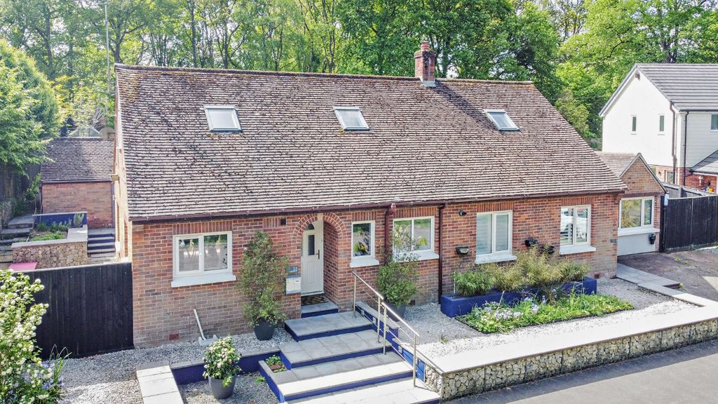 Property photo 1 of 24 23 Tidcombe Lane