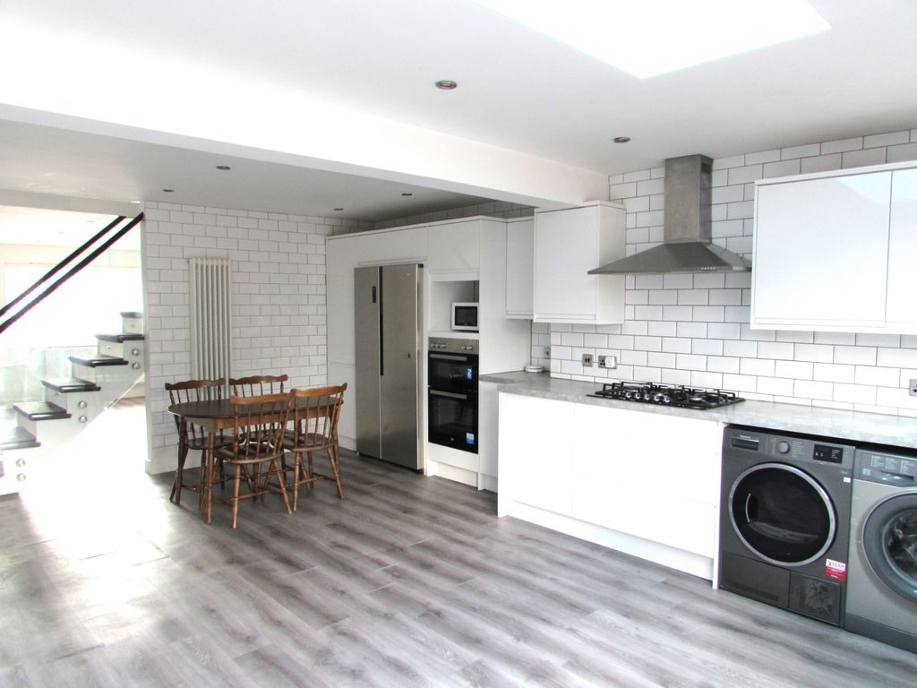 Property photo 1 of 8 Churchfield Close, Harrow, Middlesex Ha2