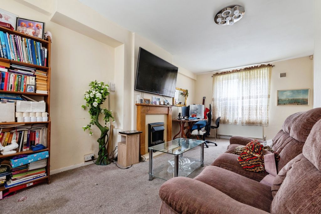 Property photo 2 of 11 Lounge