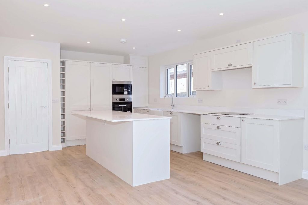 Property photo 2 of 36 Elizabeth Avenue_10.Jpg