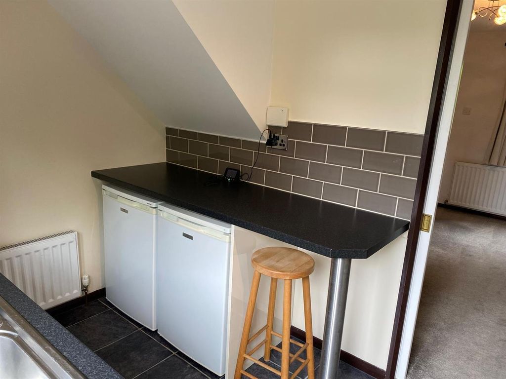 Property photo 3 of 11 Kitchen
