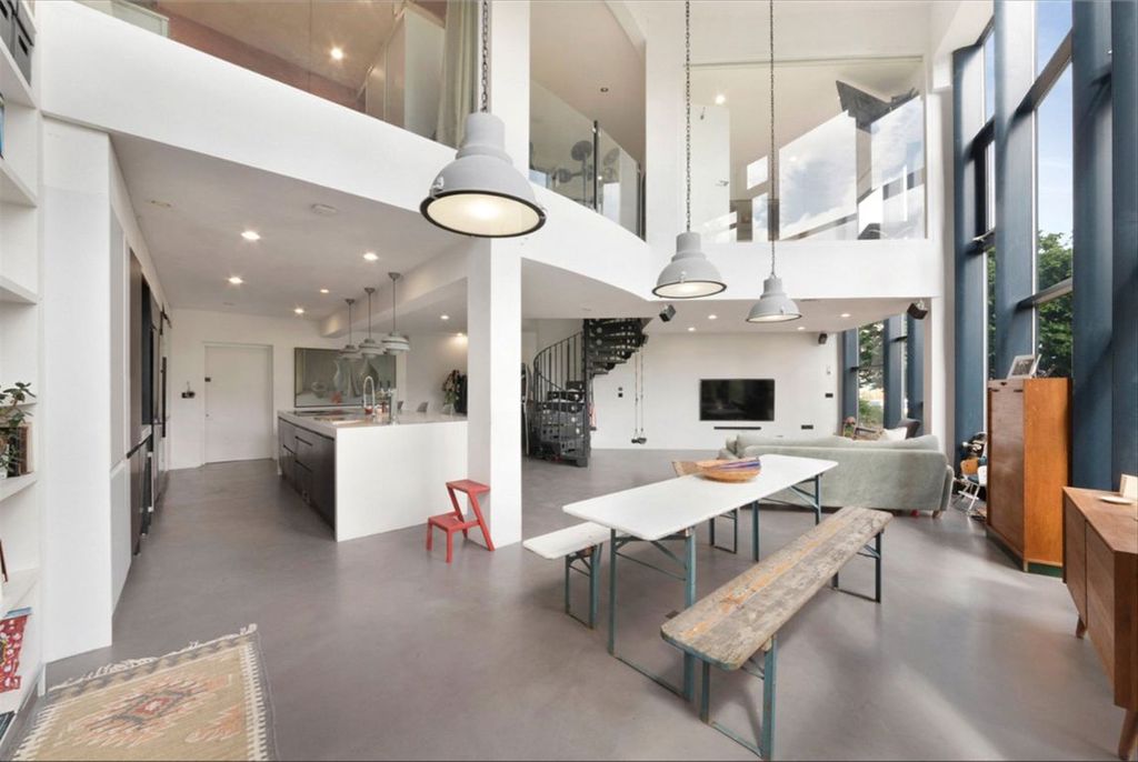 Property photo 2 of 18