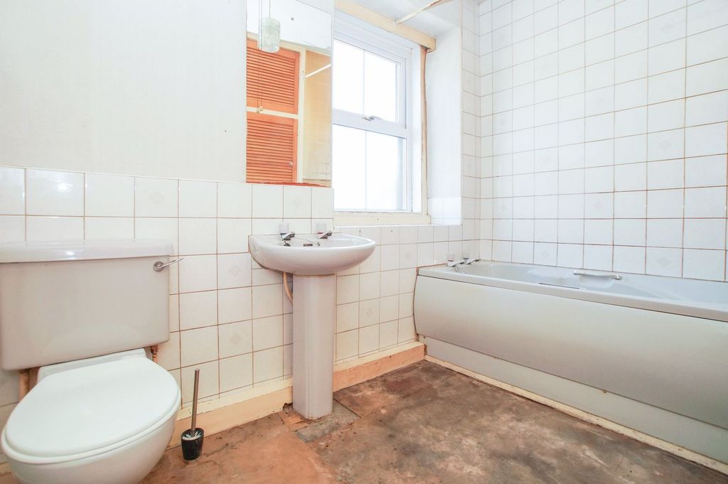 Property photo 3 of 14 Bathroom