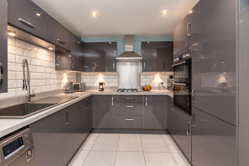 Property photo 3 of 15 Kitchen