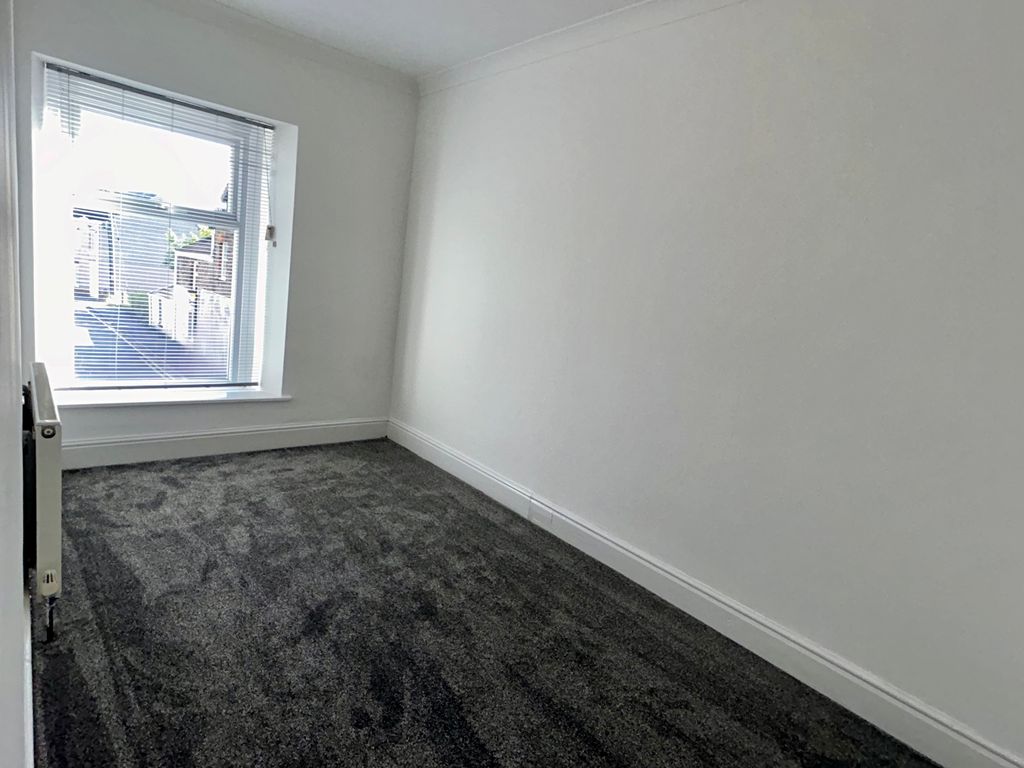 Property photo 3 of 9 Bed 2