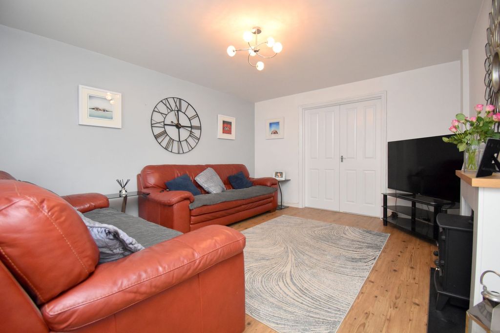 Property photo 2 of 28