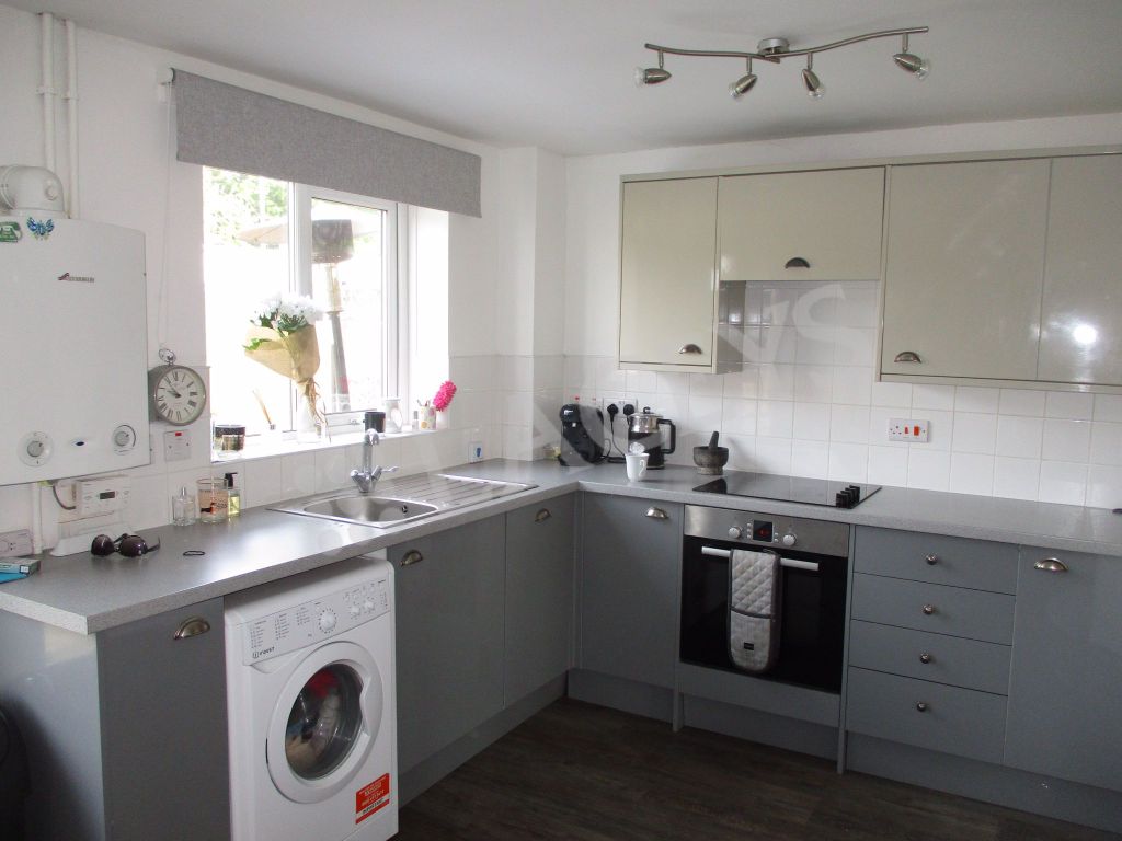Property photo 2 of 7 Kitchen