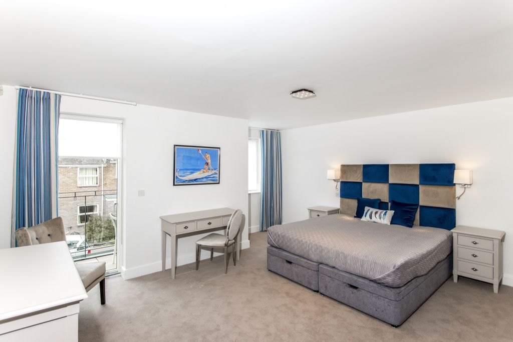 Property photo 3 of 9 Bedroom10