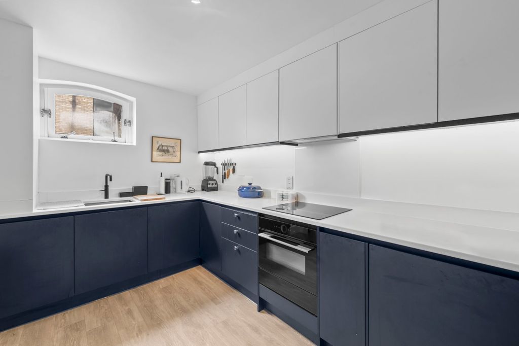 Property photo 3 of 19 Kitchen