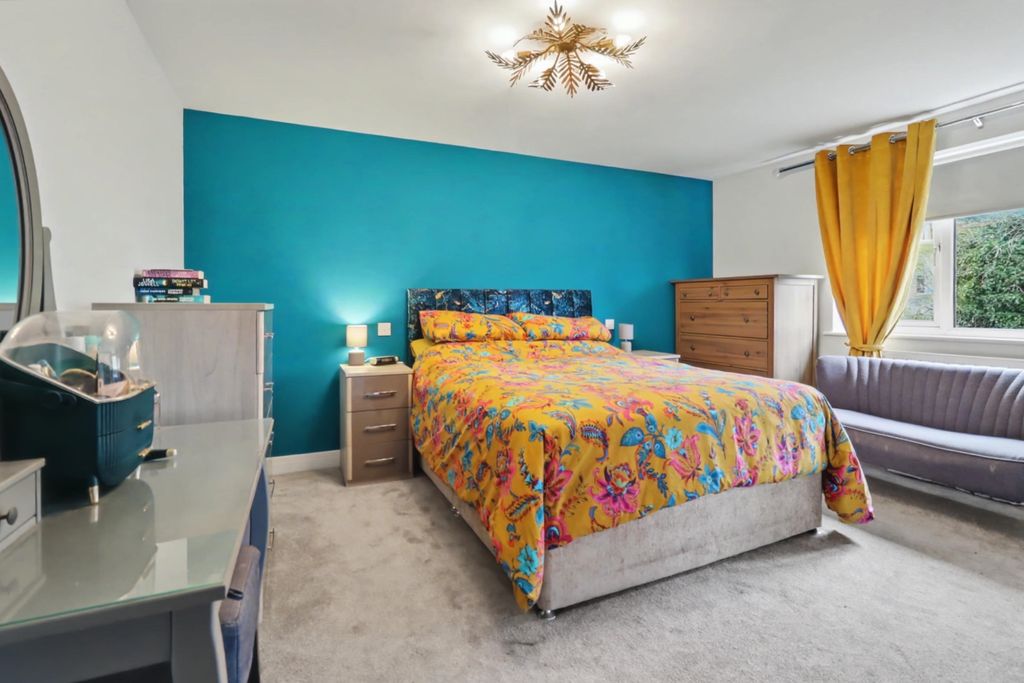 Property photo 3 of 19 Main Bedroom