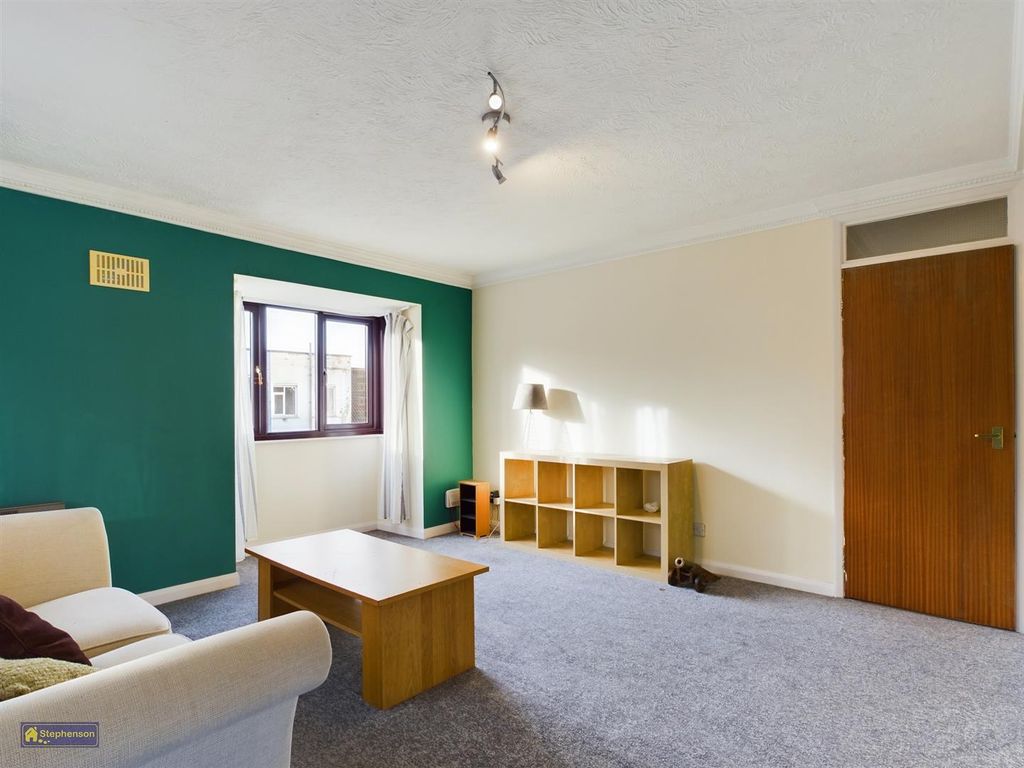 Property photo 3 of 9 Lounge