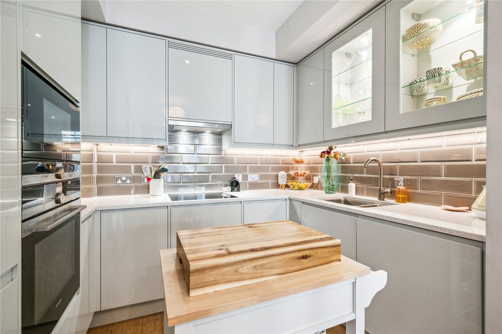 Property photo 3 of 10 Kitchen