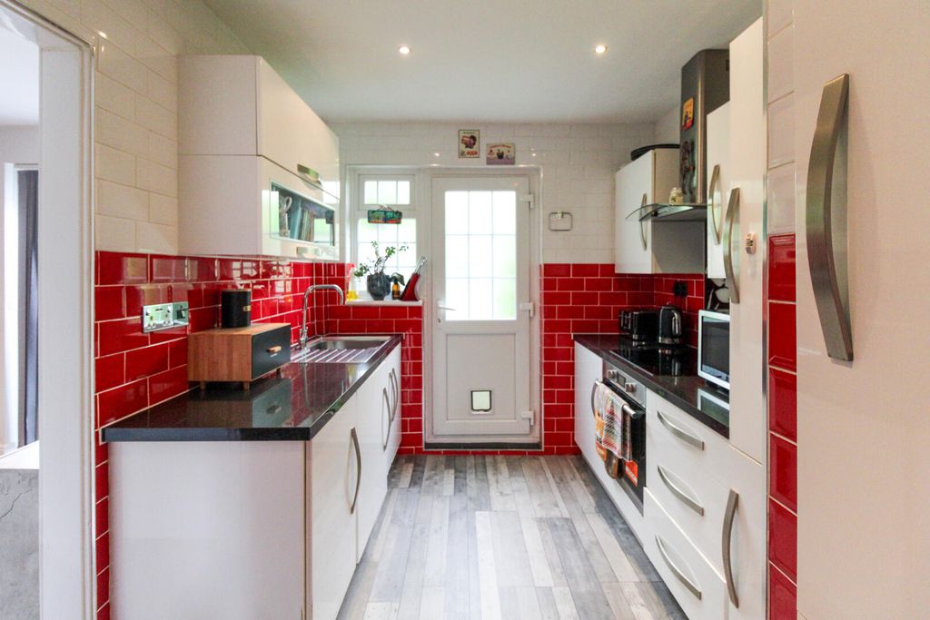 Property photo 3 of 12 Kitchen