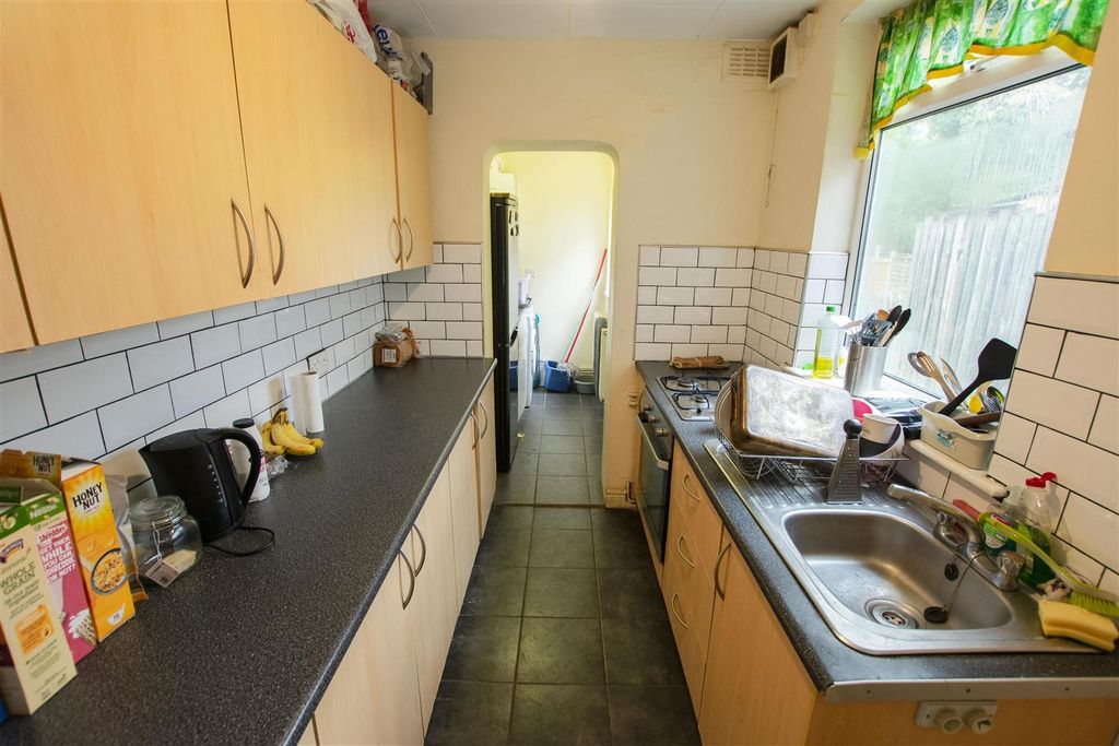 Property photo 2 of 11 Kitchen