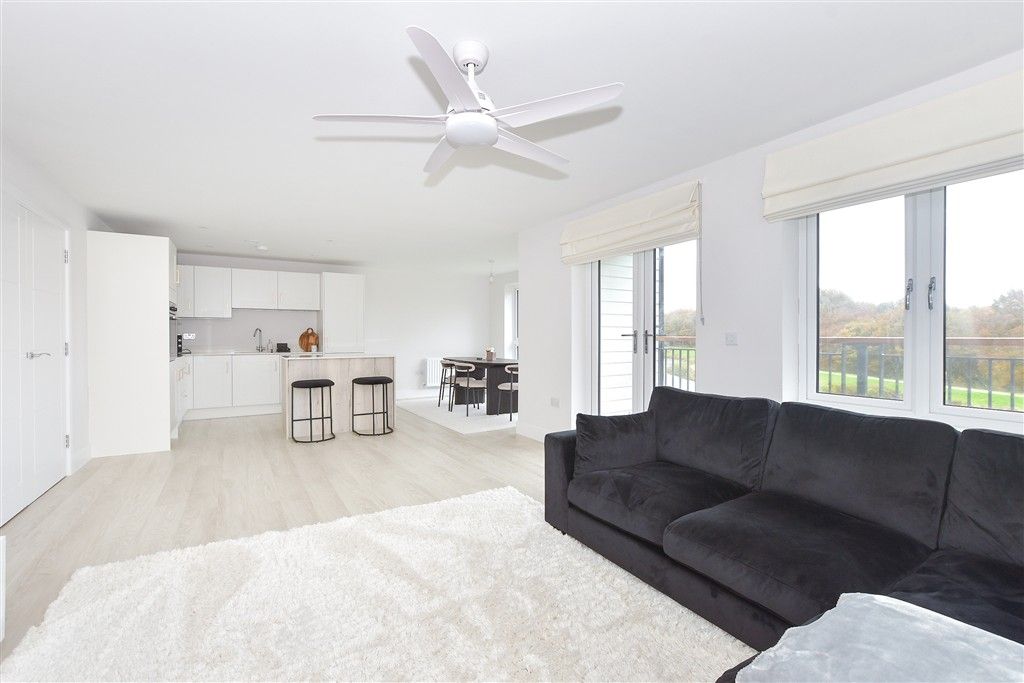 Property photo 1 of 13 Lounge