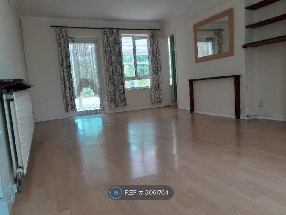 Property photo 3 of 19 Living Room
