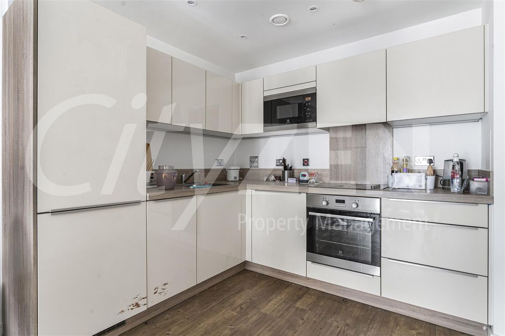 Property photo 2 of 18 Kitchen