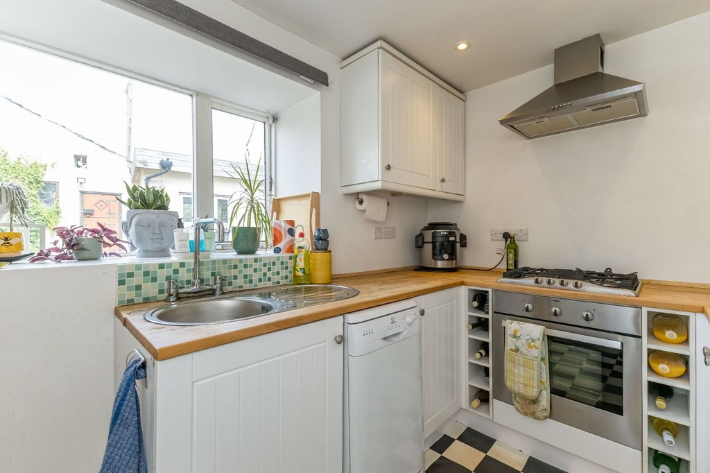 Property photo 3 of 18 Kitchen