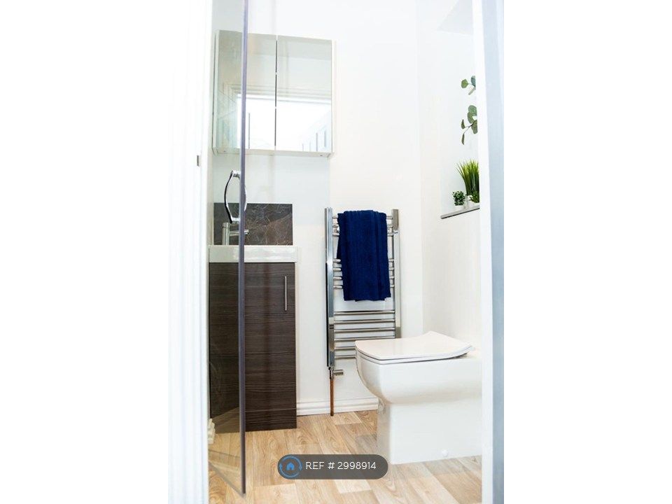 Property photo 2 of 6 En Suite