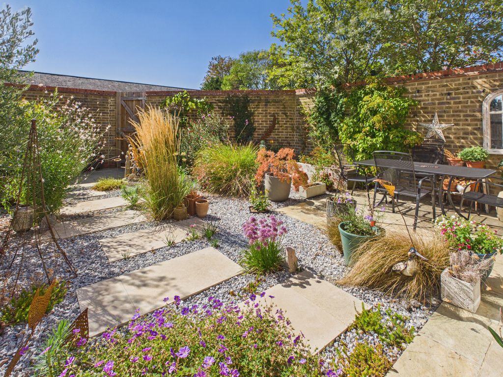 Property photo 2 of 11 Garden