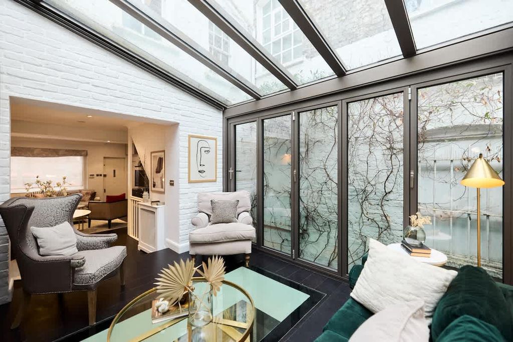 Property photo 3 of 13 3 Uxbridge St 5.Jpeg