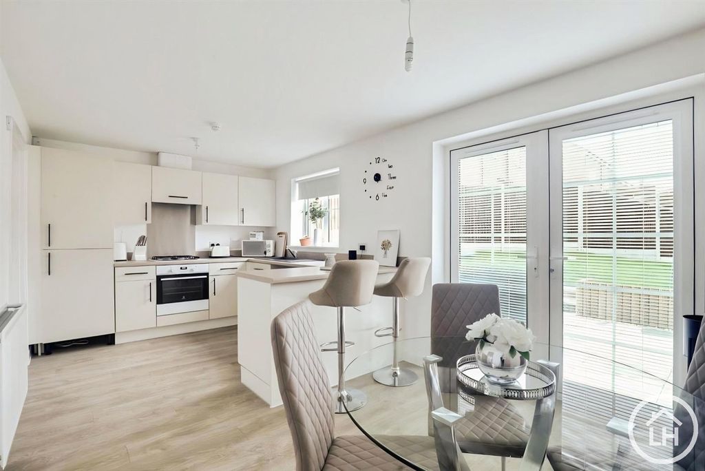 Property photo 2 of 9 Kitchen